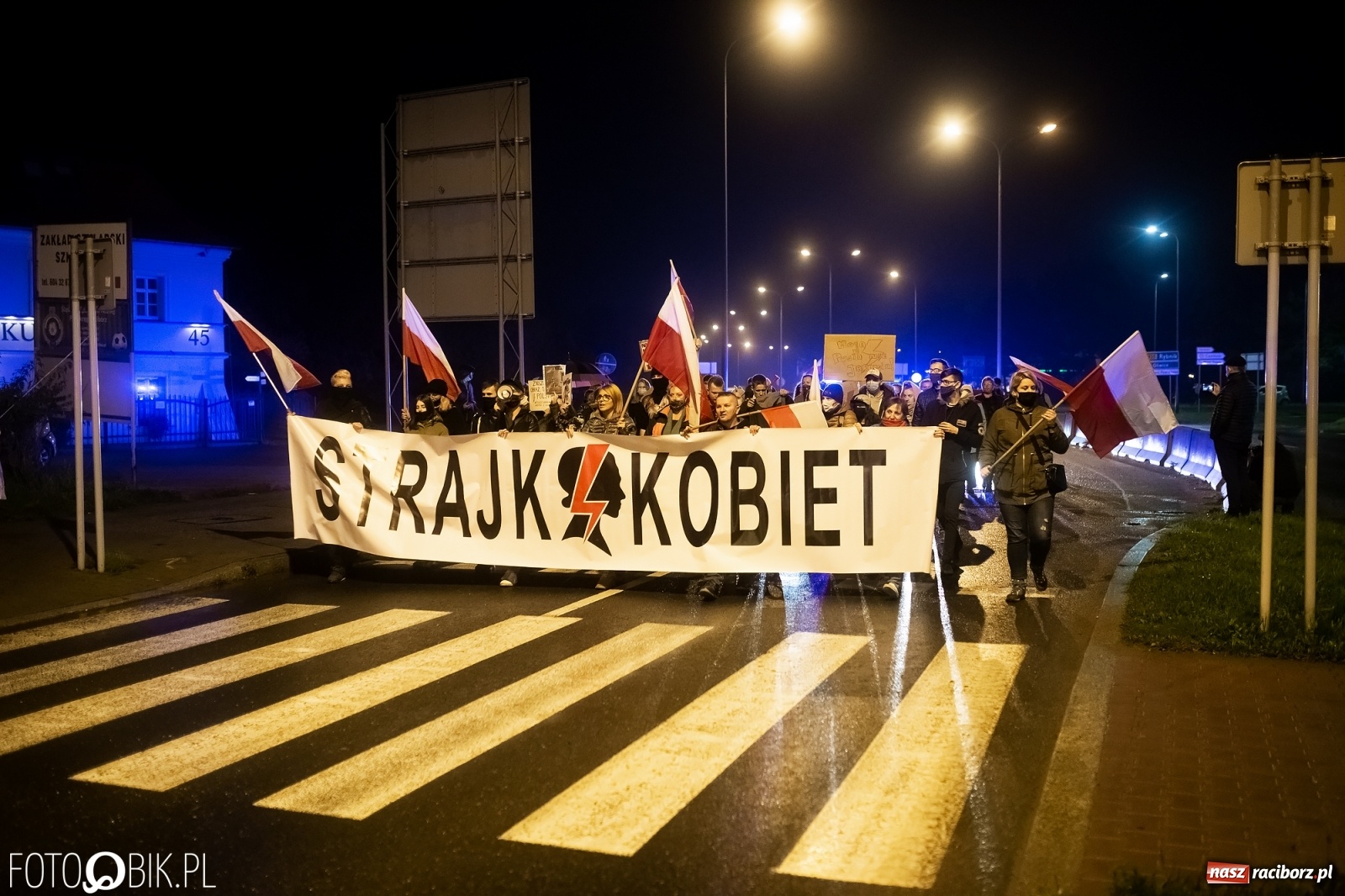 Zdjęcie w galerii na portalu naszraciborz.pl: Strajk Kobiet Racibórz. Protestujący przesiedli się do samochodów [WIDEO] wiadomości z regionu
