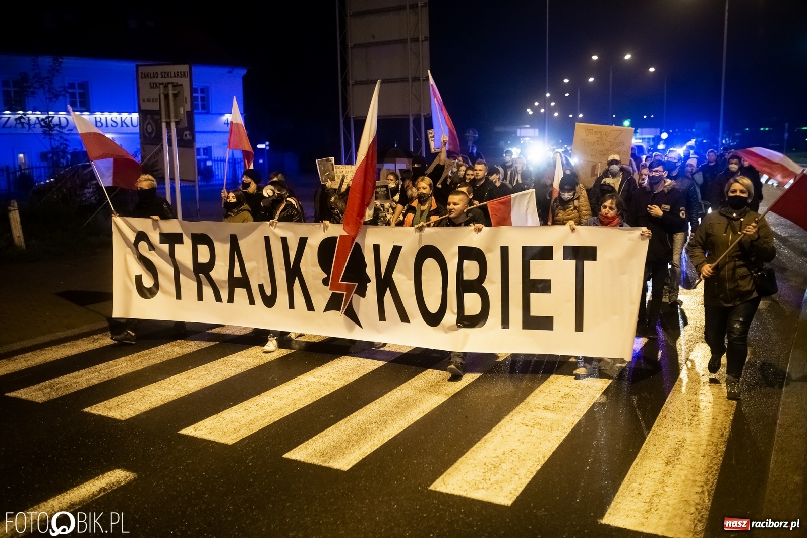 Zdjęcie w galerii na portalu naszraciborz.pl: Strajk Kobiet Racibórz. Protestujący przesiedli się do samochodów [WIDEO] wiadomości z regionu