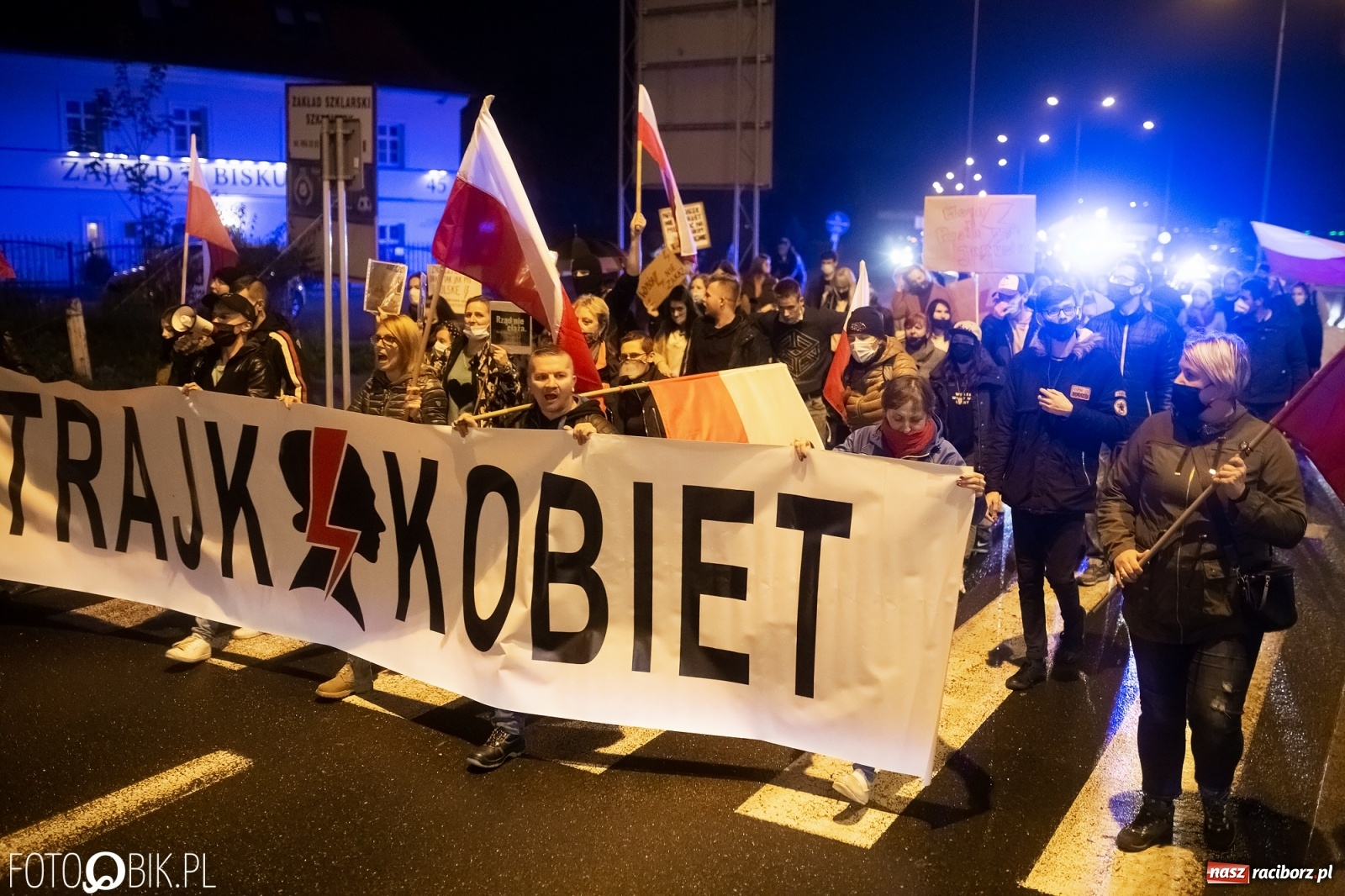 Zdjęcie w galerii na portalu naszraciborz.pl: Strajk Kobiet Racibórz. Protestujący przesiedli się do samochodów [WIDEO] wiadomości z regionu