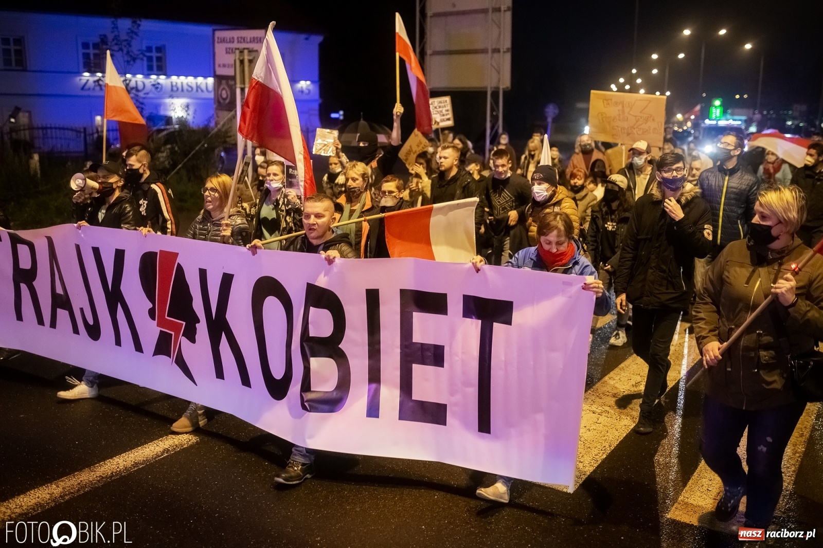 Zdjęcie w galerii na portalu naszraciborz.pl: Strajk Kobiet Racibórz. Protestujący przesiedli się do samochodów [WIDEO] wiadomości z regionu