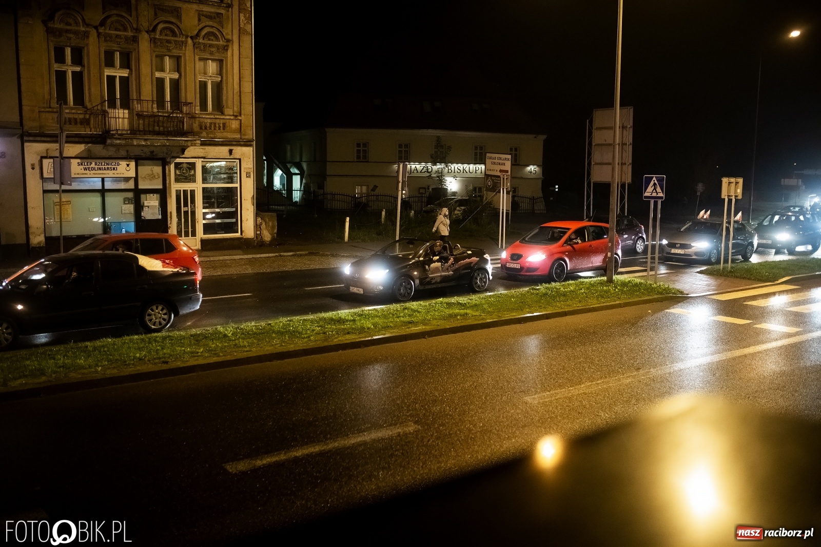 Zdjęcie w galerii na portalu naszraciborz.pl: Strajk Kobiet Racibórz. Protestujący przesiedli się do samochodów [WIDEO] wiadomości z regionu