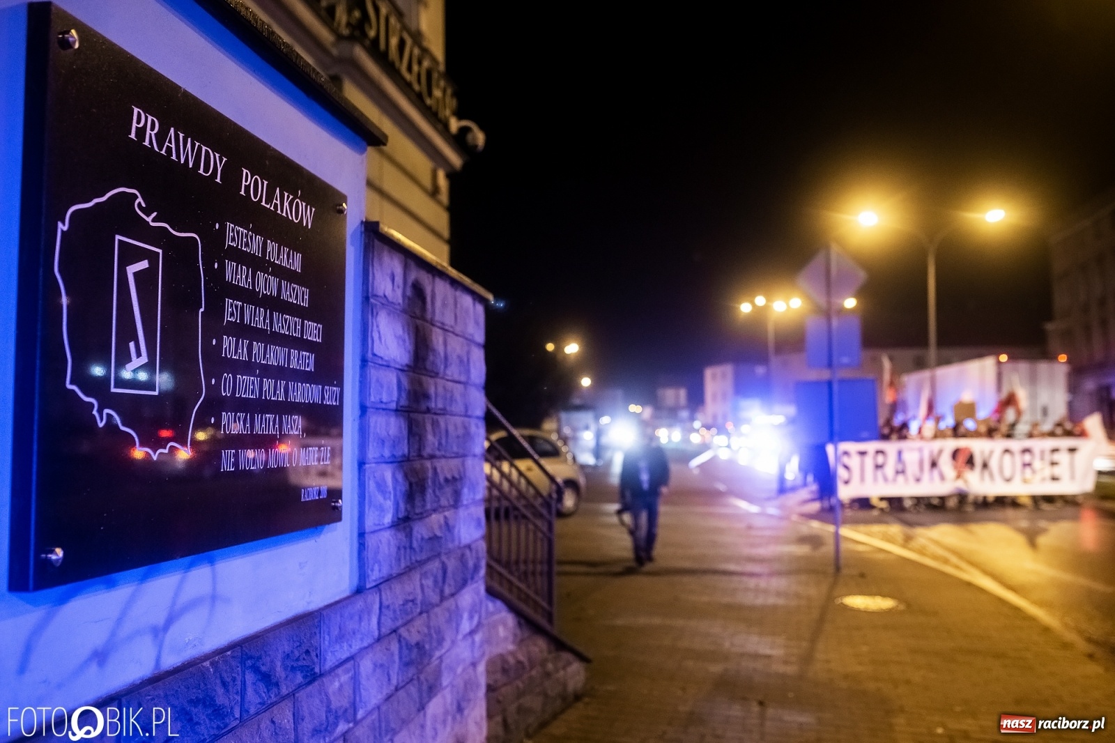 Zdjęcie w galerii na portalu naszraciborz.pl: Strajk Kobiet Racibórz. Protestujący przesiedli się do samochodów [WIDEO] wiadomości z regionu