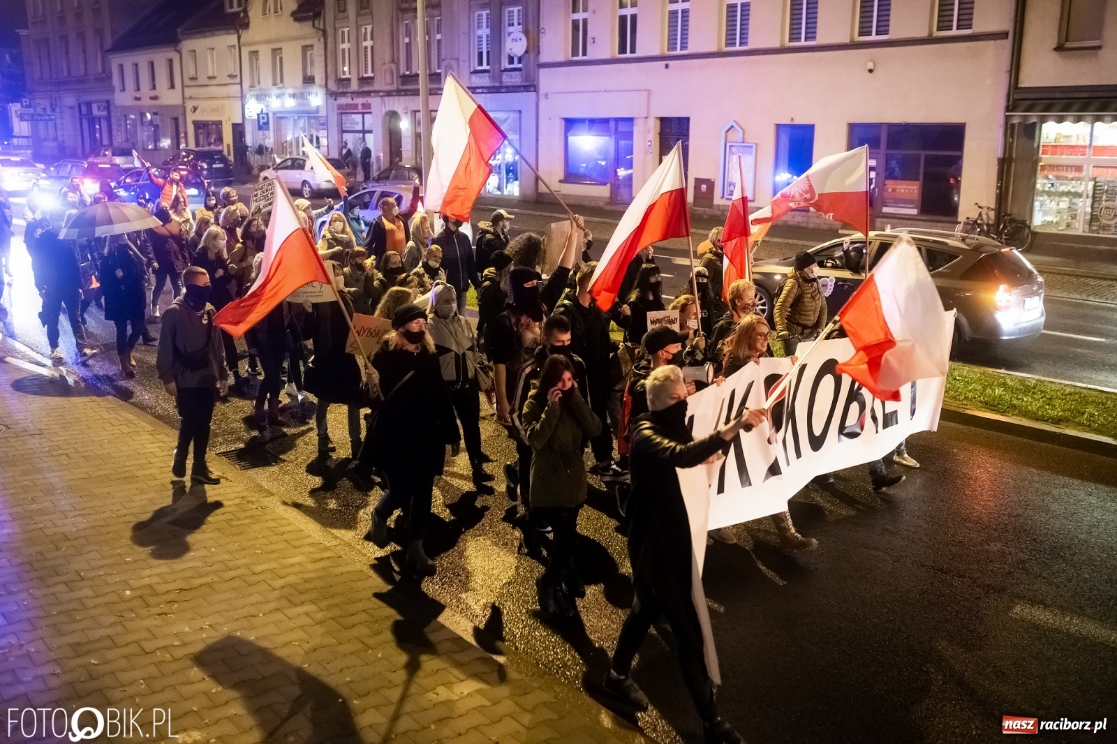 Zdjęcie w galerii na portalu naszraciborz.pl: Strajk Kobiet Racibórz. Protestujący przesiedli się do samochodów [WIDEO] wiadomości z regionu