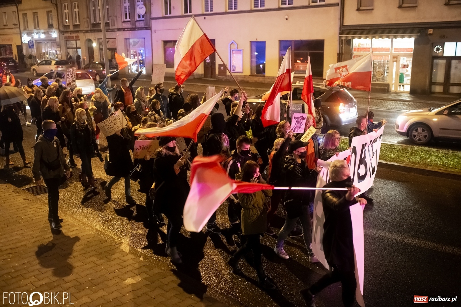 Zdjęcie w galerii na portalu naszraciborz.pl: Strajk Kobiet Racibórz. Protestujący przesiedli się do samochodów [WIDEO] wiadomości z regionu