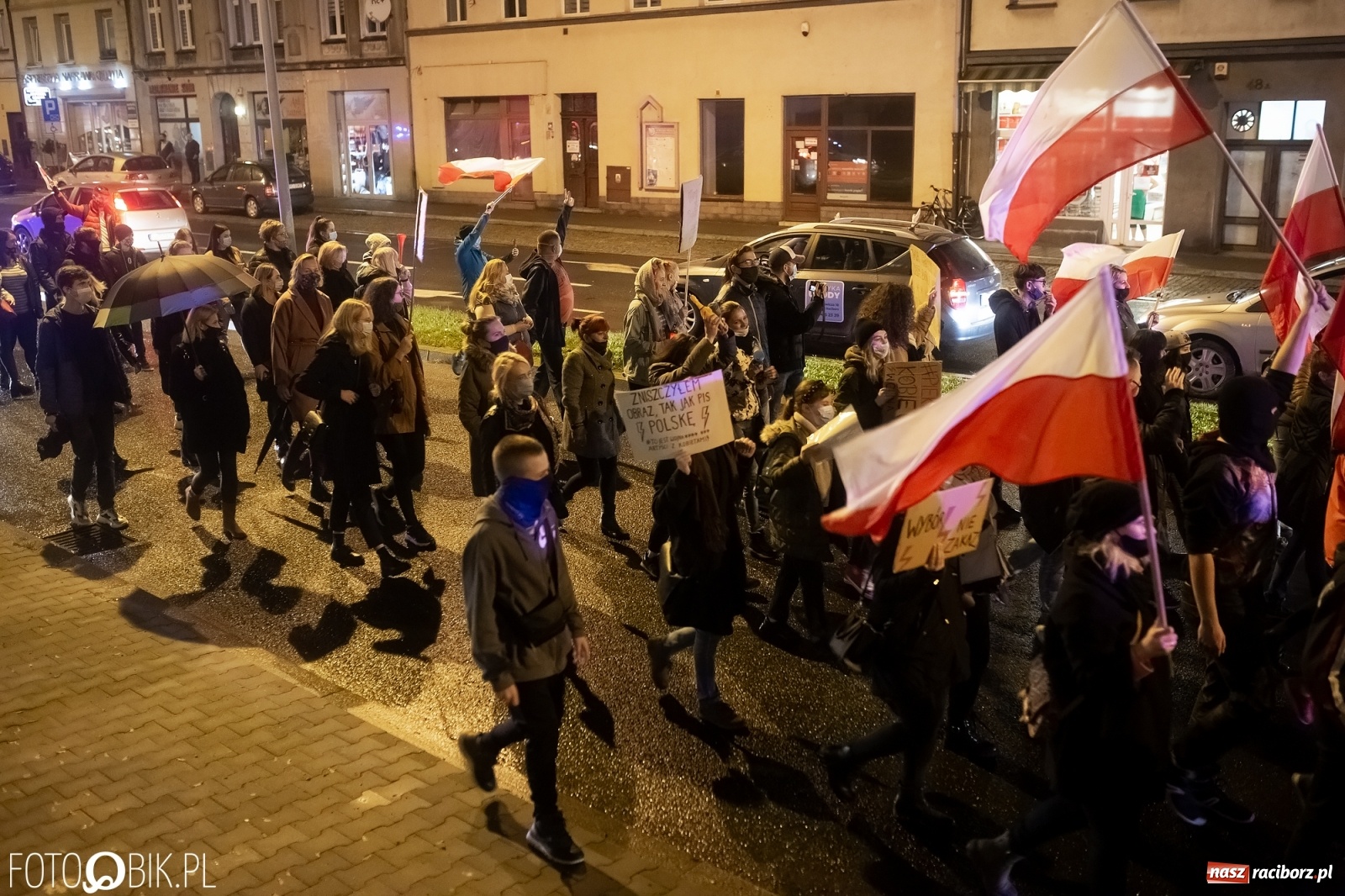 Zdjęcie w galerii na portalu naszraciborz.pl: Strajk Kobiet Racibórz. Protestujący przesiedli się do samochodów [WIDEO] wiadomości z regionu
