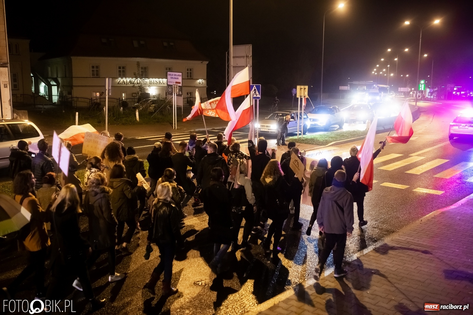 Zdjęcie w galerii na portalu naszraciborz.pl: Strajk Kobiet Racibórz. Protestujący przesiedli się do samochodów [WIDEO] wiadomości z regionu