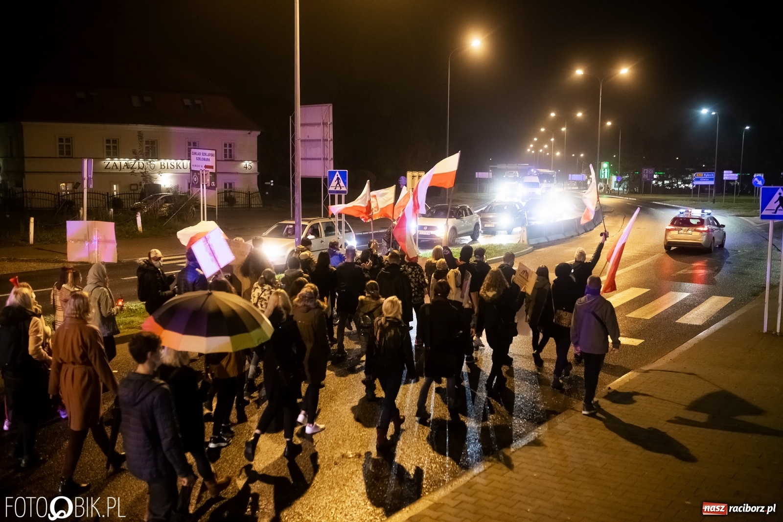 Zdjęcie w galerii na portalu naszraciborz.pl: Strajk Kobiet Racibórz. Protestujący przesiedli się do samochodów [WIDEO] wiadomości z regionu