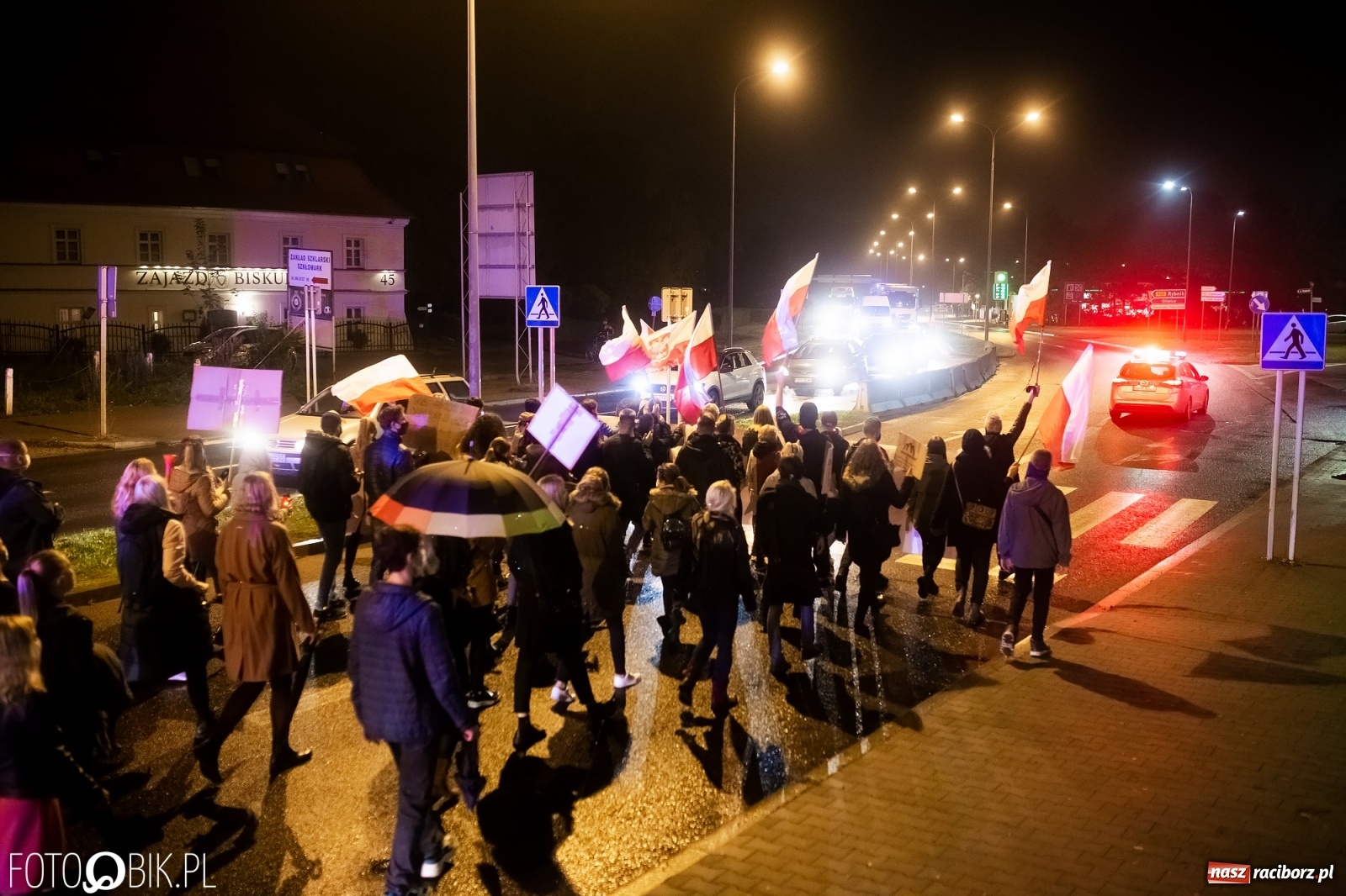 Zdjęcie w galerii na portalu naszraciborz.pl: Strajk Kobiet Racibórz. Protestujący przesiedli się do samochodów [WIDEO] wiadomości z regionu