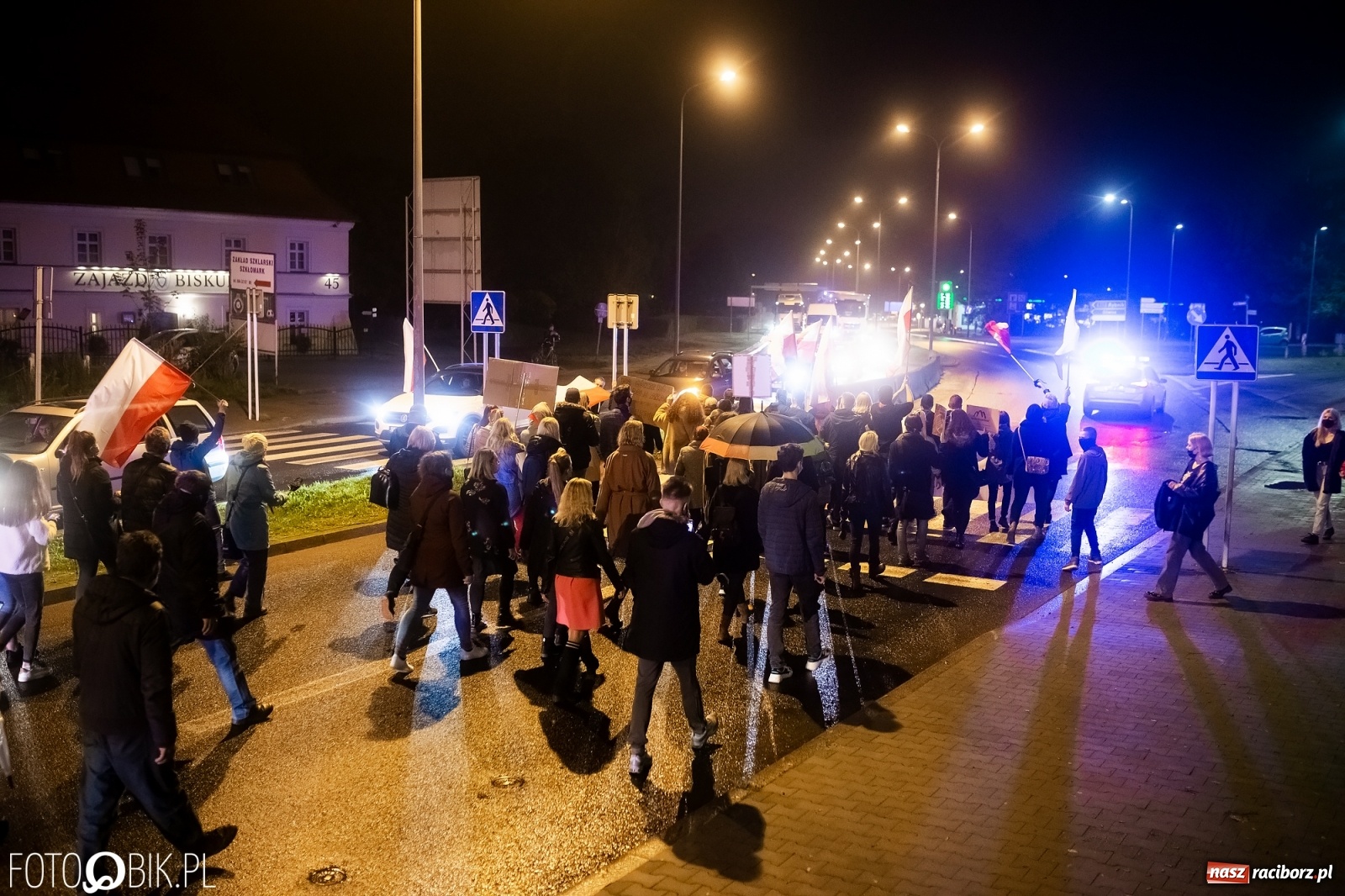 Zdjęcie w galerii na portalu naszraciborz.pl: Strajk Kobiet Racibórz. Protestujący przesiedli się do samochodów [WIDEO] wiadomości z regionu