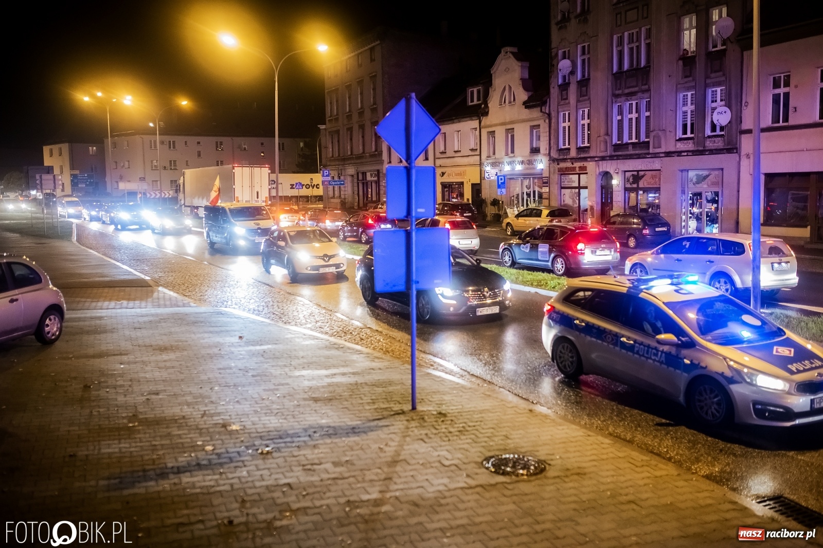 Zdjęcie w galerii na portalu naszraciborz.pl: Strajk Kobiet Racibórz. Protestujący przesiedli się do samochodów [WIDEO] wiadomości z regionu