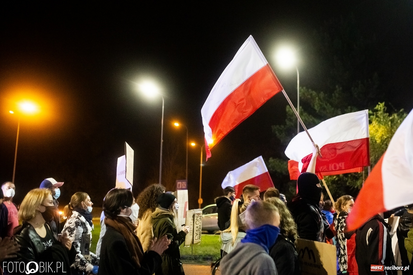 Zdjęcie w galerii na portalu naszraciborz.pl: Strajk Kobiet Racibórz. Protestujący przesiedli się do samochodów [WIDEO] wiadomości z regionu