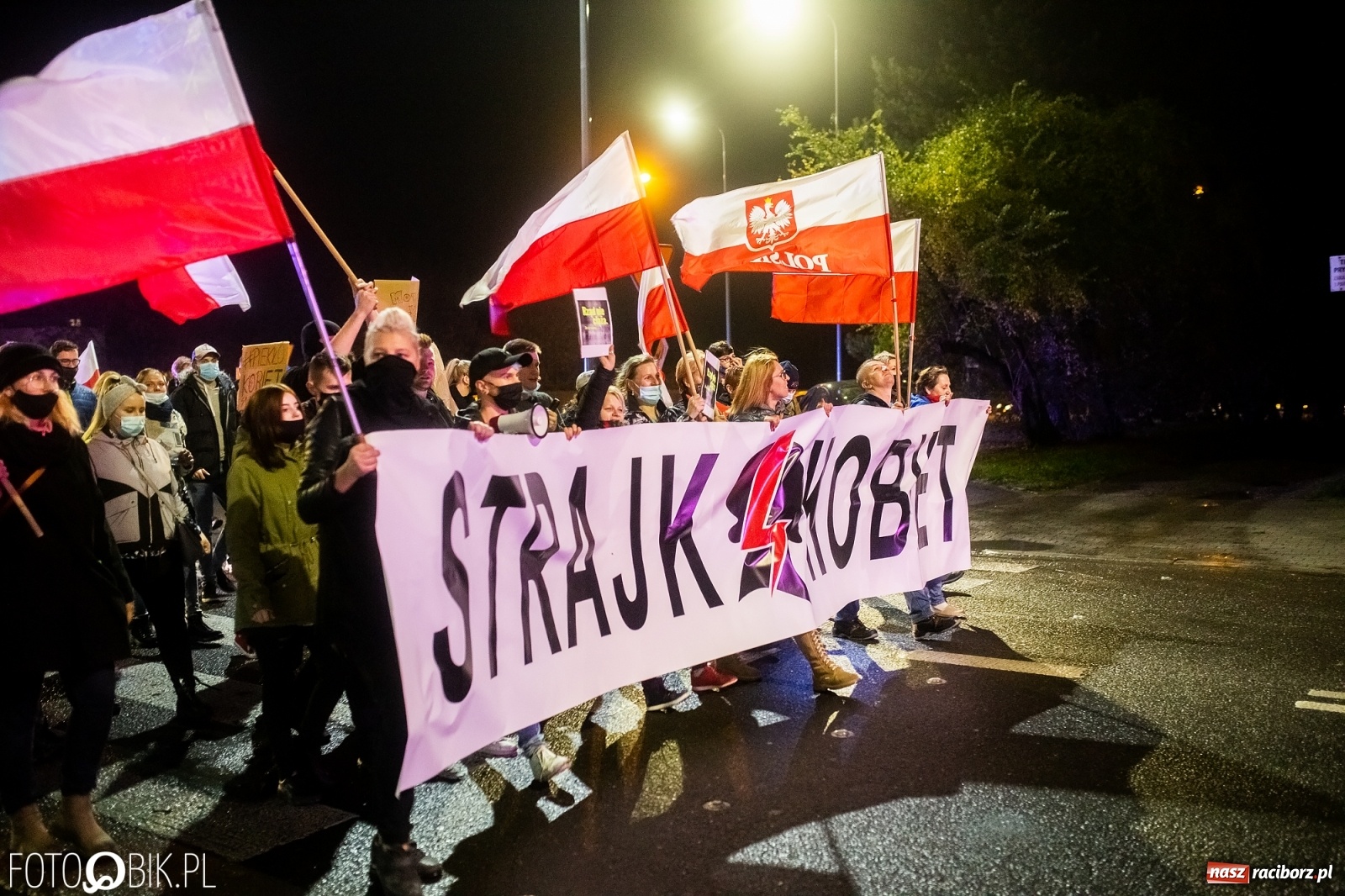 Zdjęcie w galerii na portalu naszraciborz.pl: Strajk Kobiet Racibórz. Protestujący przesiedli się do samochodów [WIDEO] wiadomości z regionu