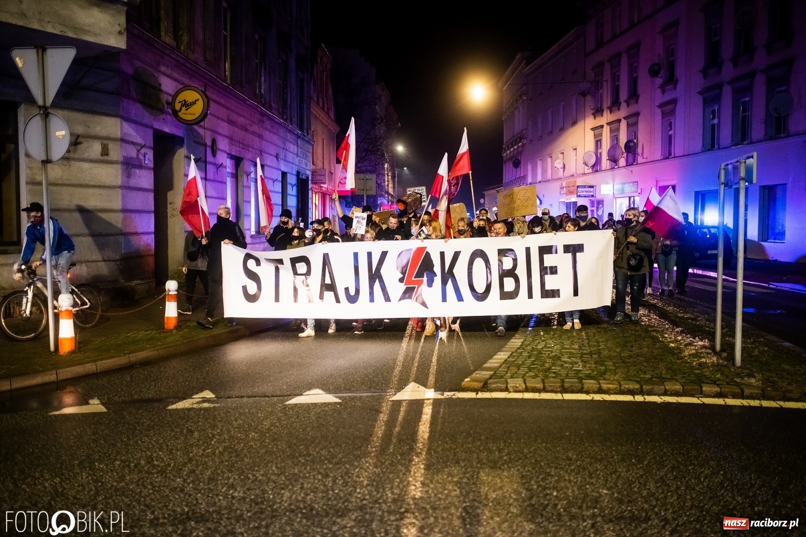 Zdjęcie w galerii na portalu naszraciborz.pl: Strajk Kobiet Racibórz. Protestujący przesiedli się do samochodów [WIDEO] wiadomości z regionu
