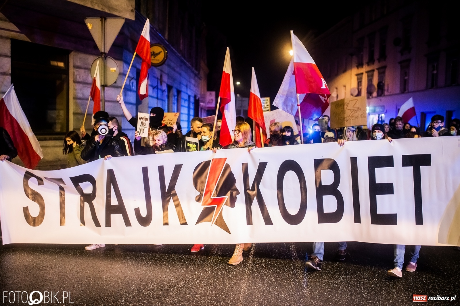Zdjęcie w galerii na portalu naszraciborz.pl: Strajk Kobiet Racibórz. Protestujący przesiedli się do samochodów [WIDEO] wiadomości z regionu