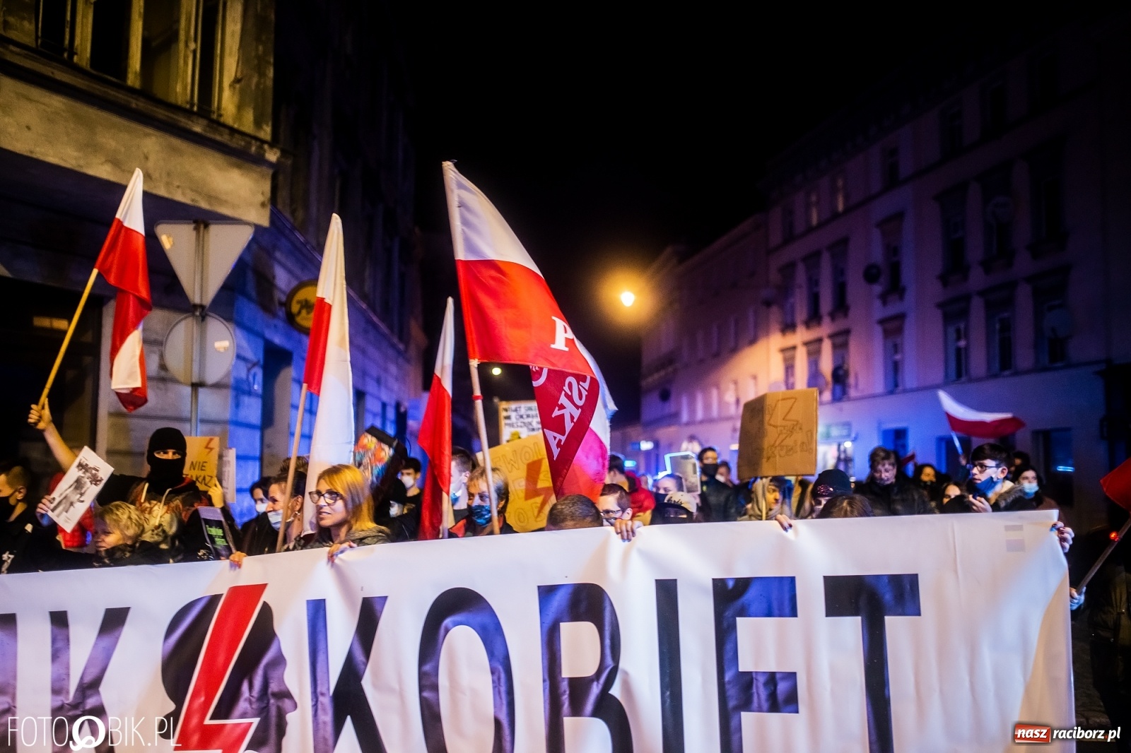 Zdjęcie w galerii na portalu naszraciborz.pl: Strajk Kobiet Racibórz. Protestujący przesiedli się do samochodów [WIDEO] wiadomości z regionu