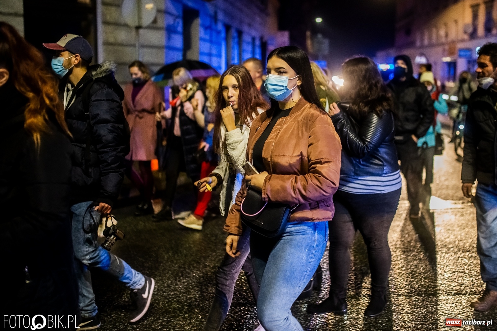 Zdjęcie w galerii na portalu naszraciborz.pl: Strajk Kobiet Racibórz. Protestujący przesiedli się do samochodów [WIDEO] wiadomości z regionu