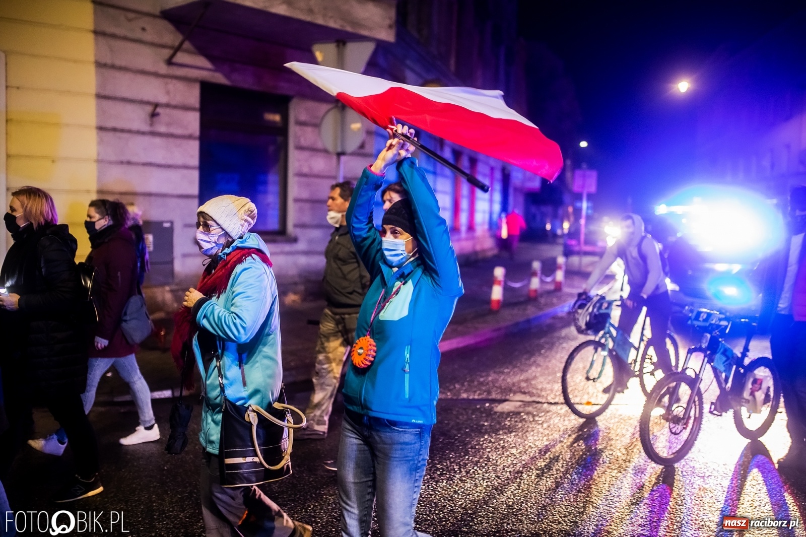 Zdjęcie w galerii na portalu naszraciborz.pl: Strajk Kobiet Racibórz. Protestujący przesiedli się do samochodów [WIDEO] wiadomości z regionu