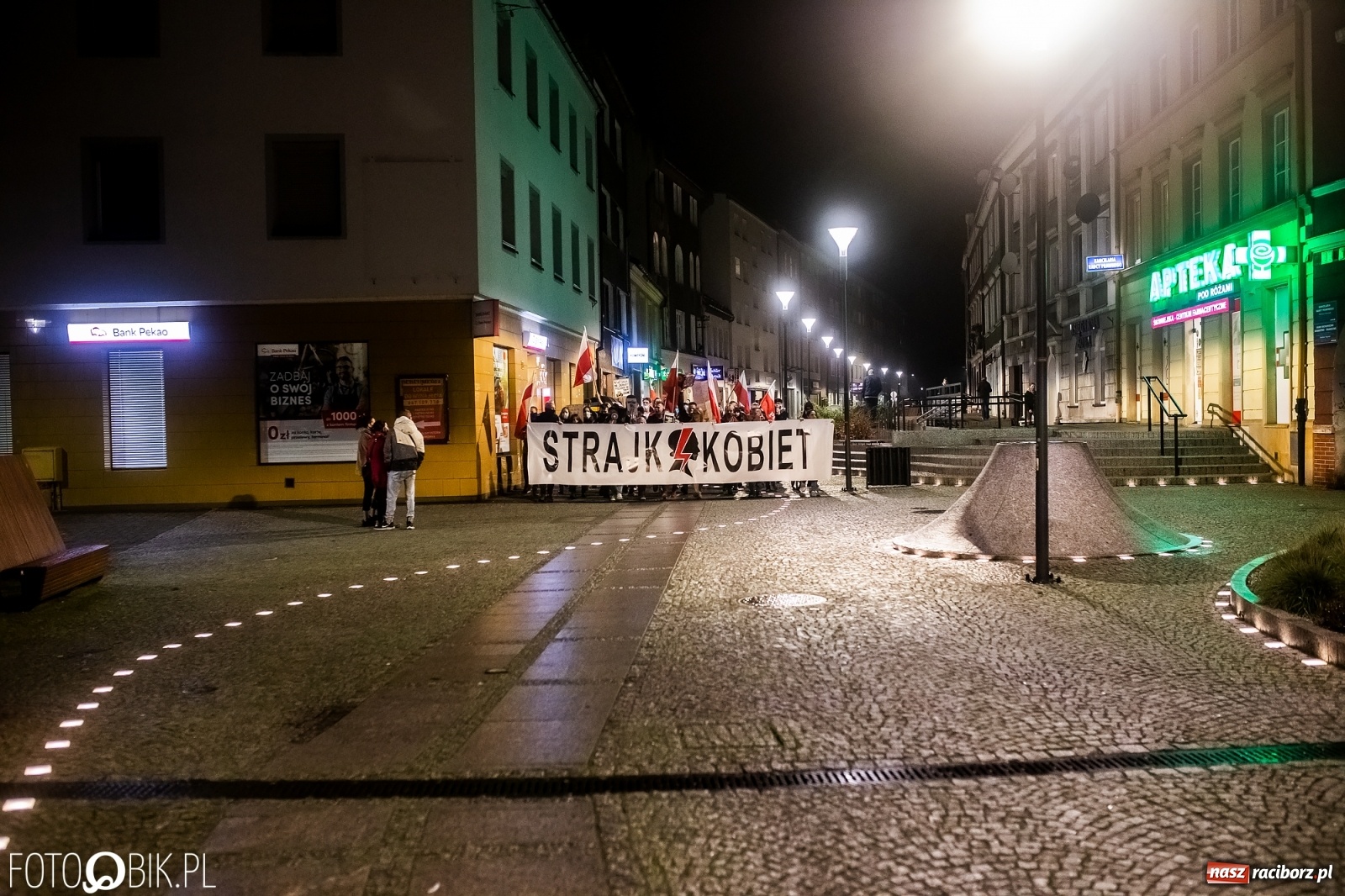 Zdjęcie w galerii na portalu naszraciborz.pl: Strajk Kobiet Racibórz. Protestujący przesiedli się do samochodów [WIDEO] wiadomości z regionu