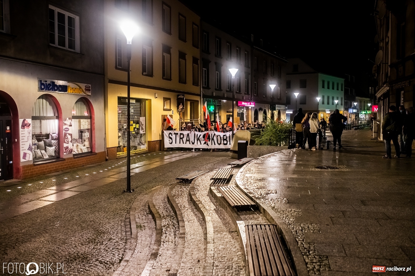 Zdjęcie w galerii na portalu naszraciborz.pl: Strajk Kobiet Racibórz. Protestujący przesiedli się do samochodów [WIDEO] wiadomości z regionu