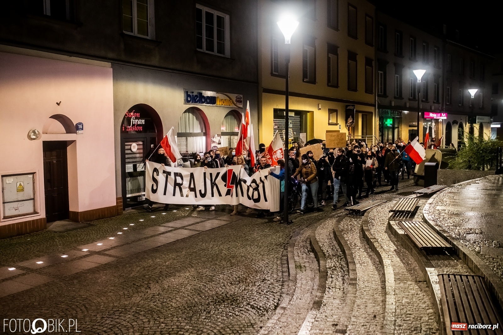 Zdjęcie w galerii na portalu naszraciborz.pl: Strajk Kobiet Racibórz. Protestujący przesiedli się do samochodów [WIDEO] wiadomości z regionu