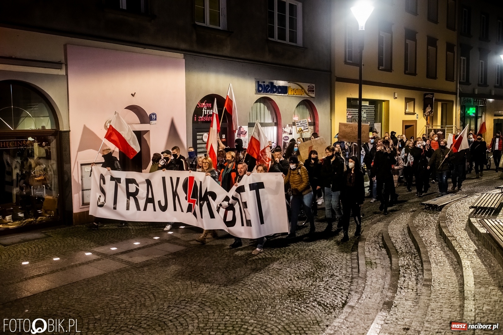 Zdjęcie w galerii na portalu naszraciborz.pl: Strajk Kobiet Racibórz. Protestujący przesiedli się do samochodów [WIDEO] wiadomości z regionu