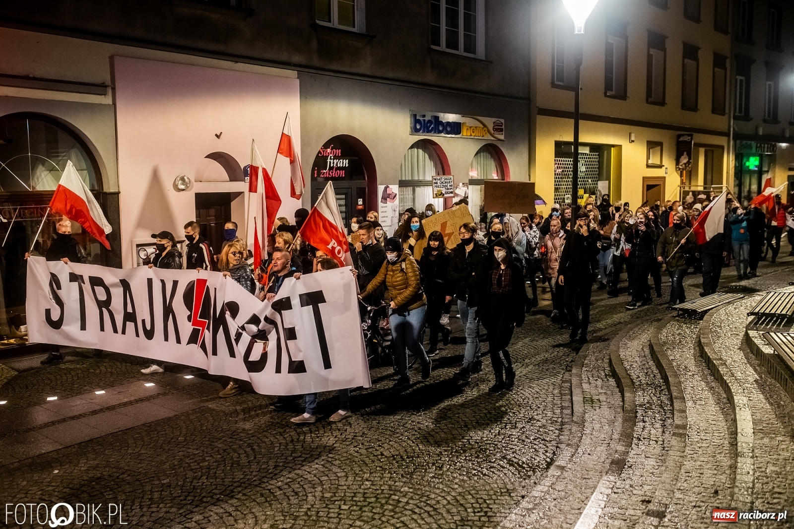 Zdjęcie w galerii na portalu naszraciborz.pl: Strajk Kobiet Racibórz. Protestujący przesiedli się do samochodów [WIDEO] wiadomości z regionu