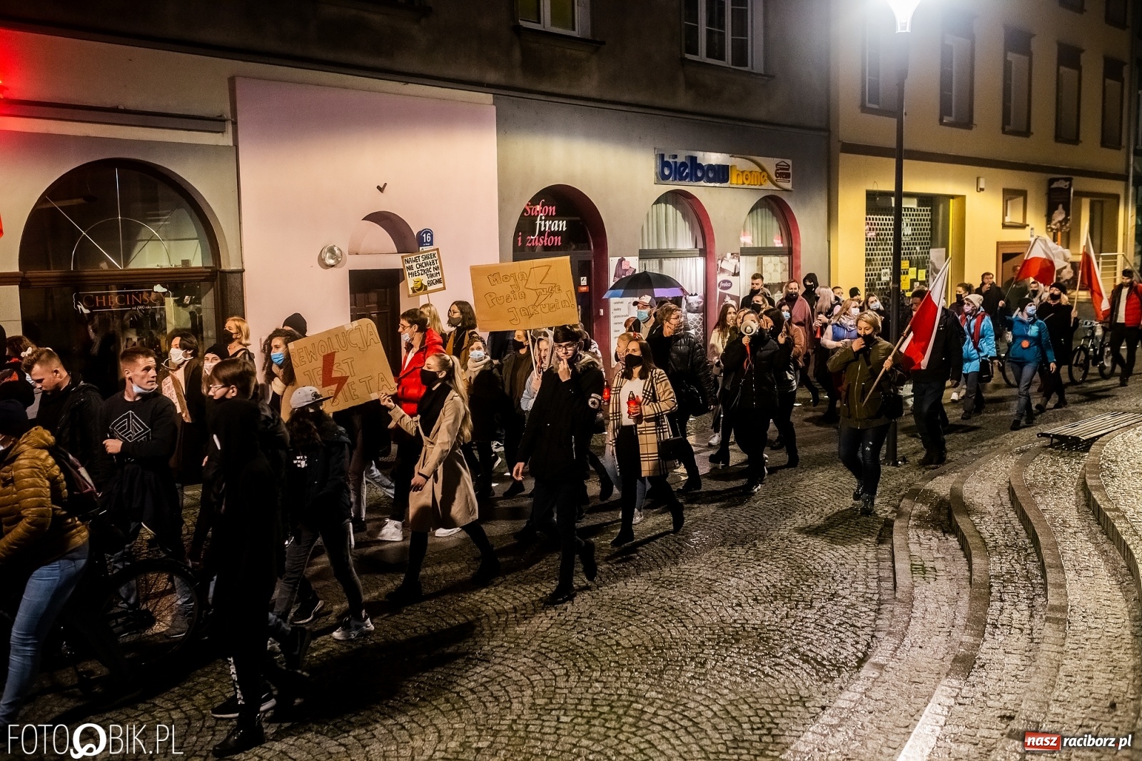 Zdjęcie w galerii na portalu naszraciborz.pl: Strajk Kobiet Racibórz. Protestujący przesiedli się do samochodów [WIDEO] wiadomości z regionu