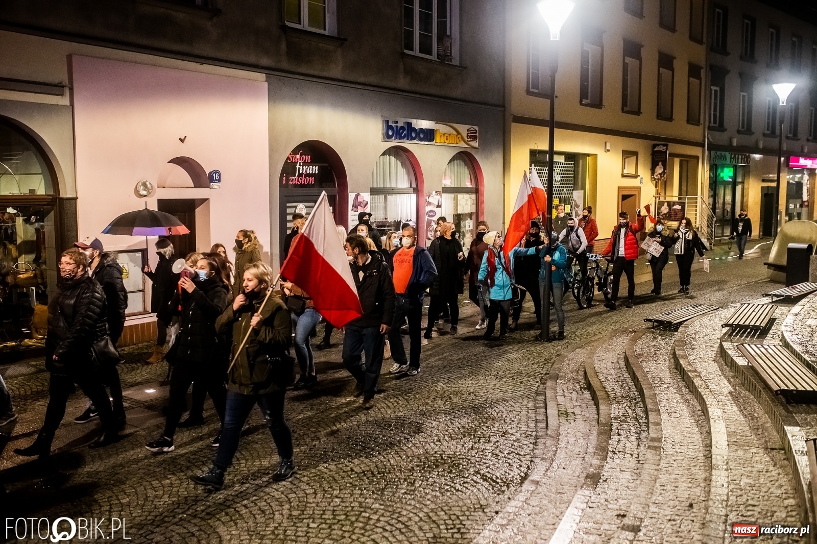 Zdjęcie w galerii na portalu naszraciborz.pl: Strajk Kobiet Racibórz. Protestujący przesiedli się do samochodów [WIDEO] wiadomości z regionu