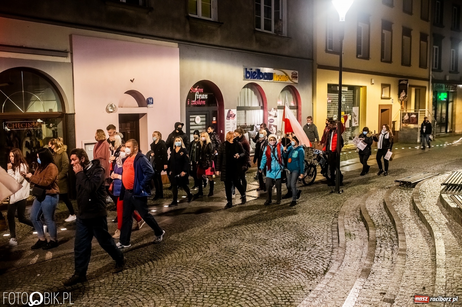 Zdjęcie w galerii na portalu naszraciborz.pl: Strajk Kobiet Racibórz. Protestujący przesiedli się do samochodów [WIDEO] wiadomości z regionu