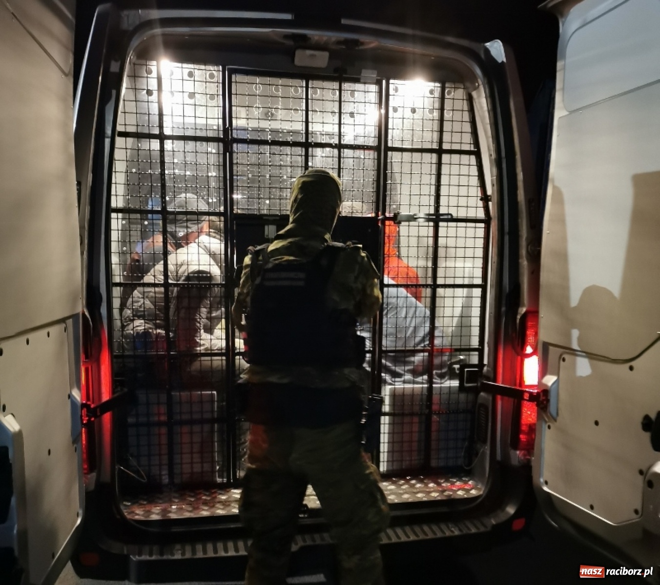 Zdjęcie w galerii na portalu naszraciborz.pl: 14 Afgańczyków ukrytych w pojeździe ciężarowym wiadomości z regionu
