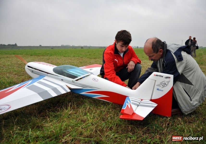 Zdjęcie w galerii na portalu naszraciborz.pl: Pogoda fatalna, ale pokazy trwają wiadomości z regionu