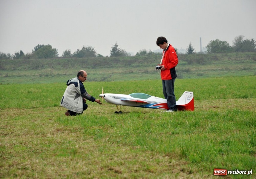 Zdjęcie w galerii na portalu naszraciborz.pl: Pogoda fatalna, ale pokazy trwają wiadomości z regionu