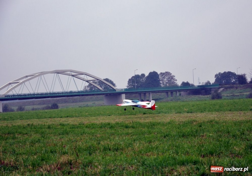 Zdjęcie w galerii na portalu naszraciborz.pl: Pogoda fatalna, ale pokazy trwają wiadomości z regionu