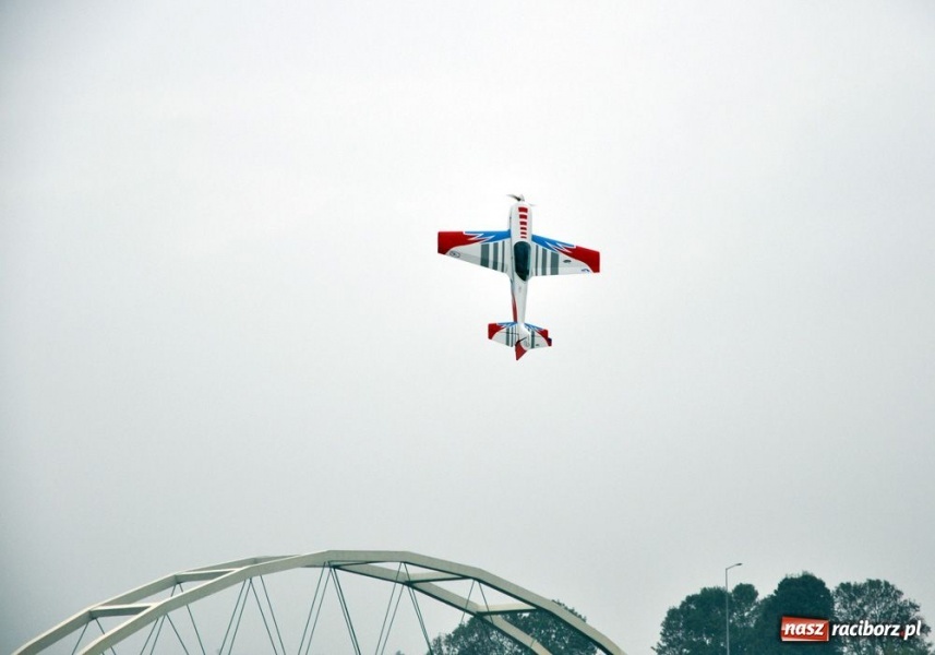 Zdjęcie w galerii na portalu naszraciborz.pl: Pogoda fatalna, ale pokazy trwają wiadomości z regionu