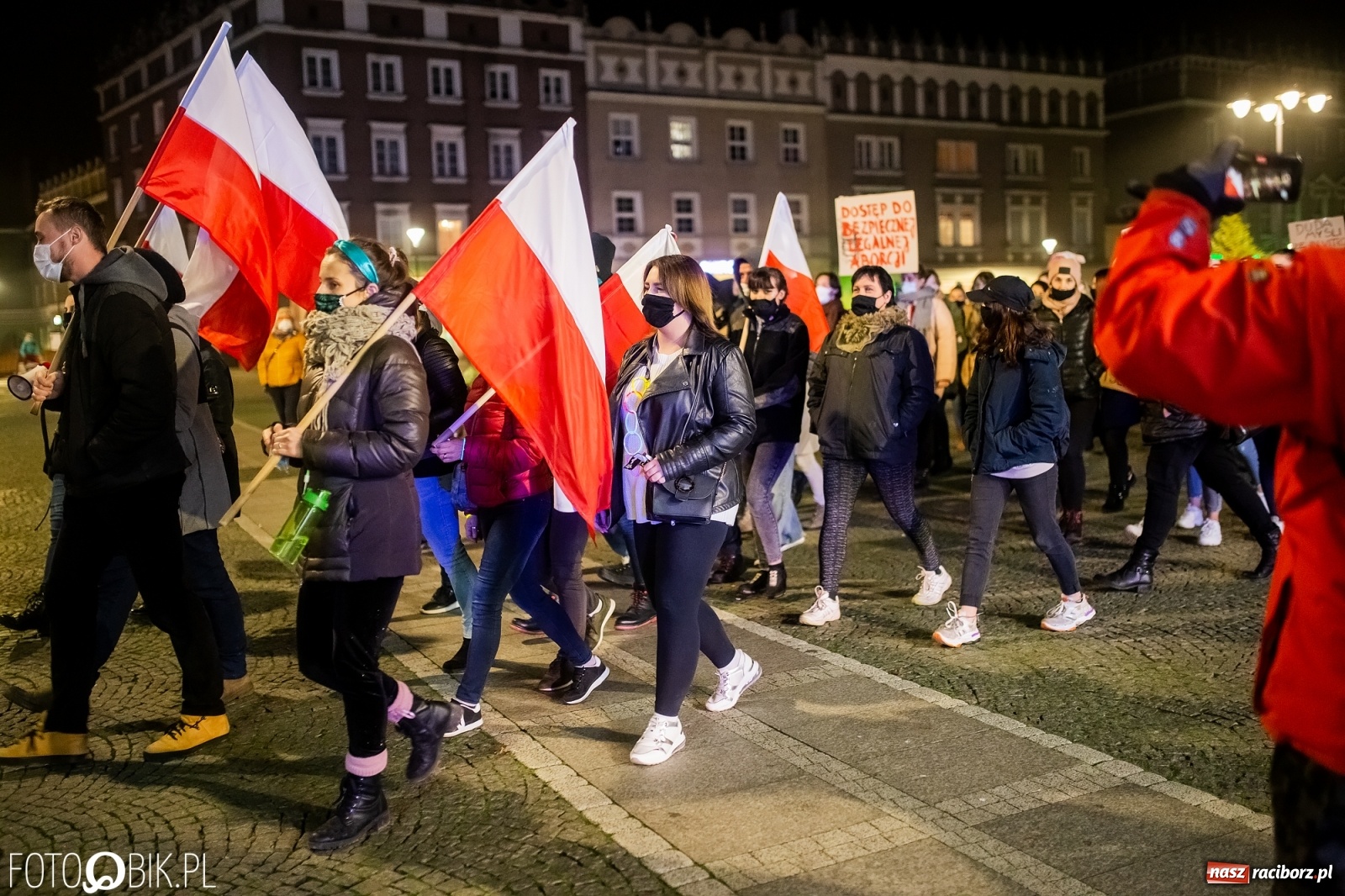 Zdjęcie w galerii na portalu naszraciborz.pl: Kolejny spacer - protest przeszedł ulicami Raciborza [FOTO i WIDEO] wiadomości z regionu