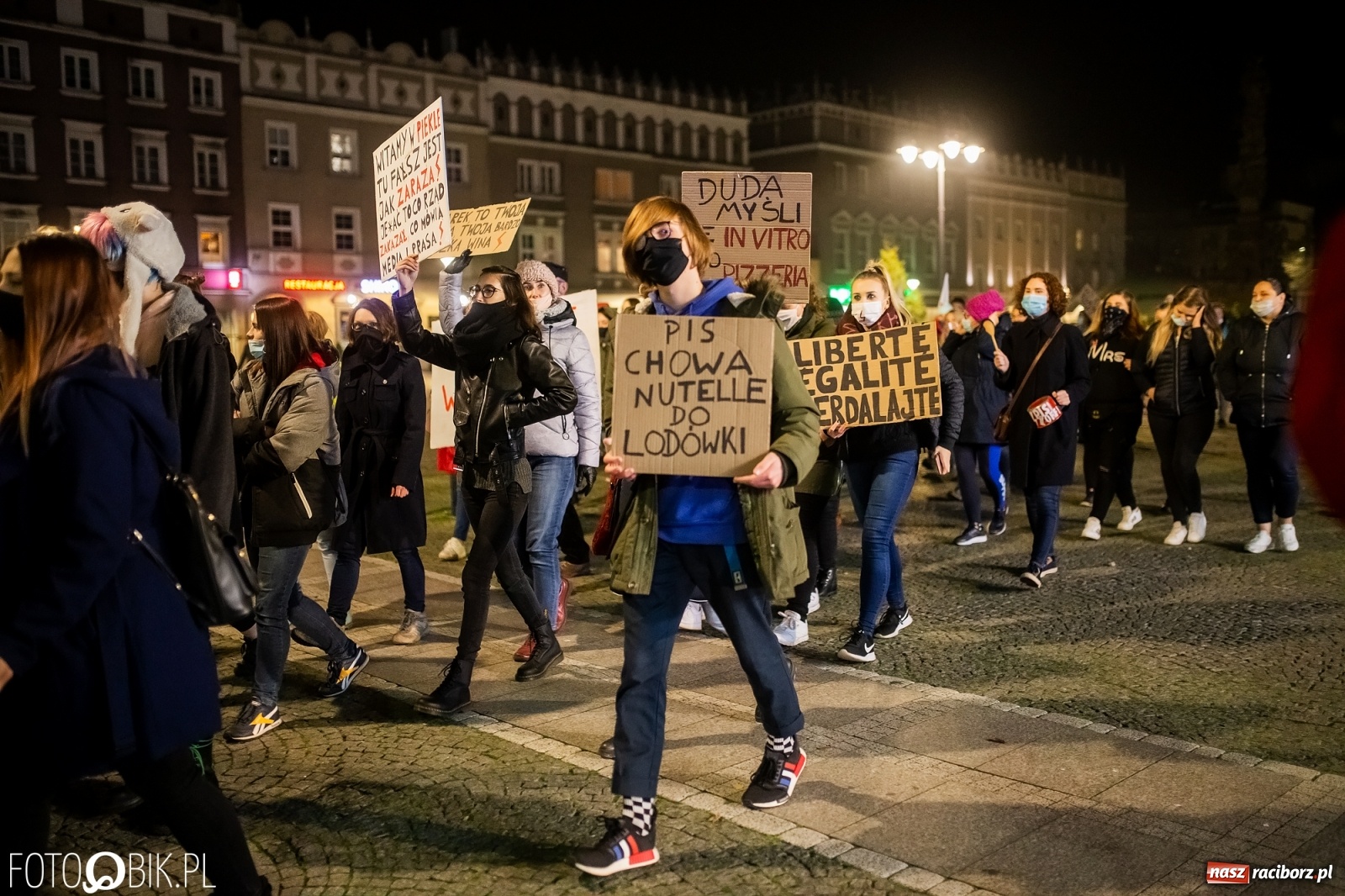 Zdjęcie w galerii na portalu naszraciborz.pl: Kolejny spacer - protest przeszedł ulicami Raciborza [FOTO i WIDEO] wiadomości z regionu