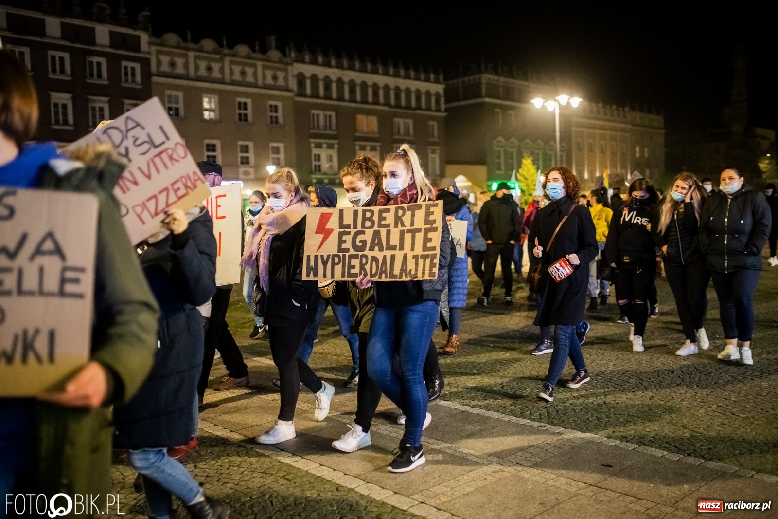 Zdjęcie w galerii na portalu naszraciborz.pl: Kolejny spacer - protest przeszedł ulicami Raciborza [FOTO i WIDEO] wiadomości z regionu