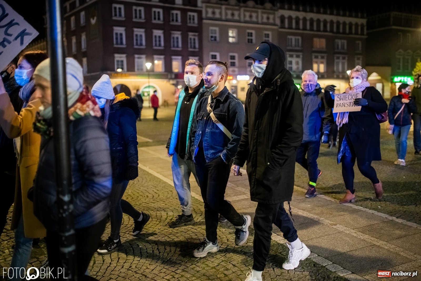Zdjęcie w galerii na portalu naszraciborz.pl: Kolejny spacer - protest przeszedł ulicami Raciborza [FOTO i WIDEO] wiadomości z regionu