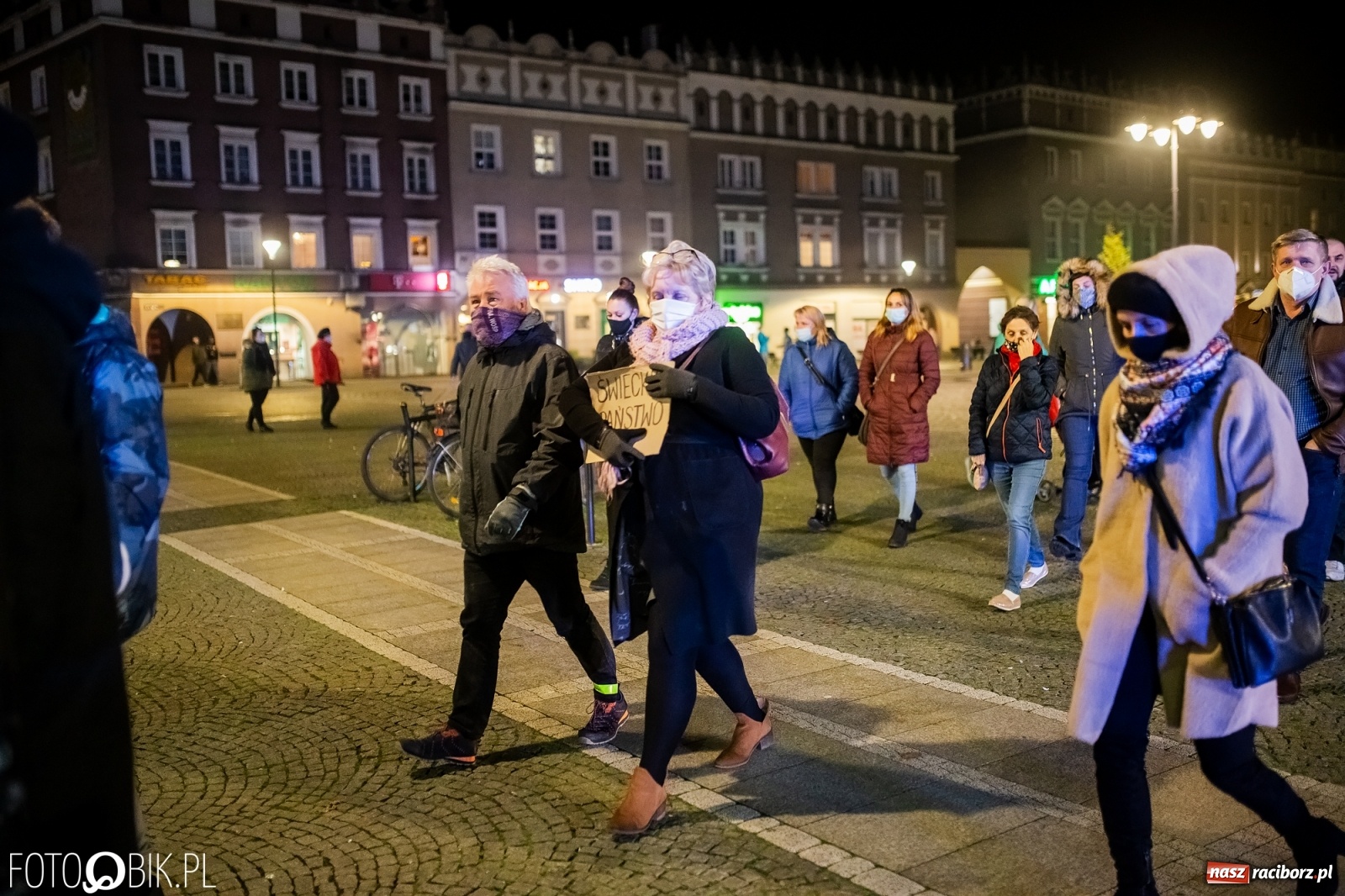 Zdjęcie w galerii na portalu naszraciborz.pl: Kolejny spacer - protest przeszedł ulicami Raciborza [FOTO i WIDEO] wiadomości z regionu