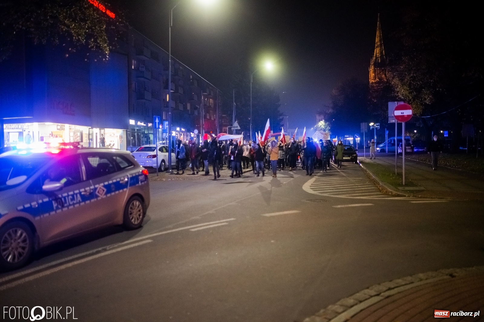 Zdjęcie w galerii na portalu naszraciborz.pl: Kolejny spacer - protest przeszedł ulicami Raciborza [FOTO i WIDEO] wiadomości z regionu