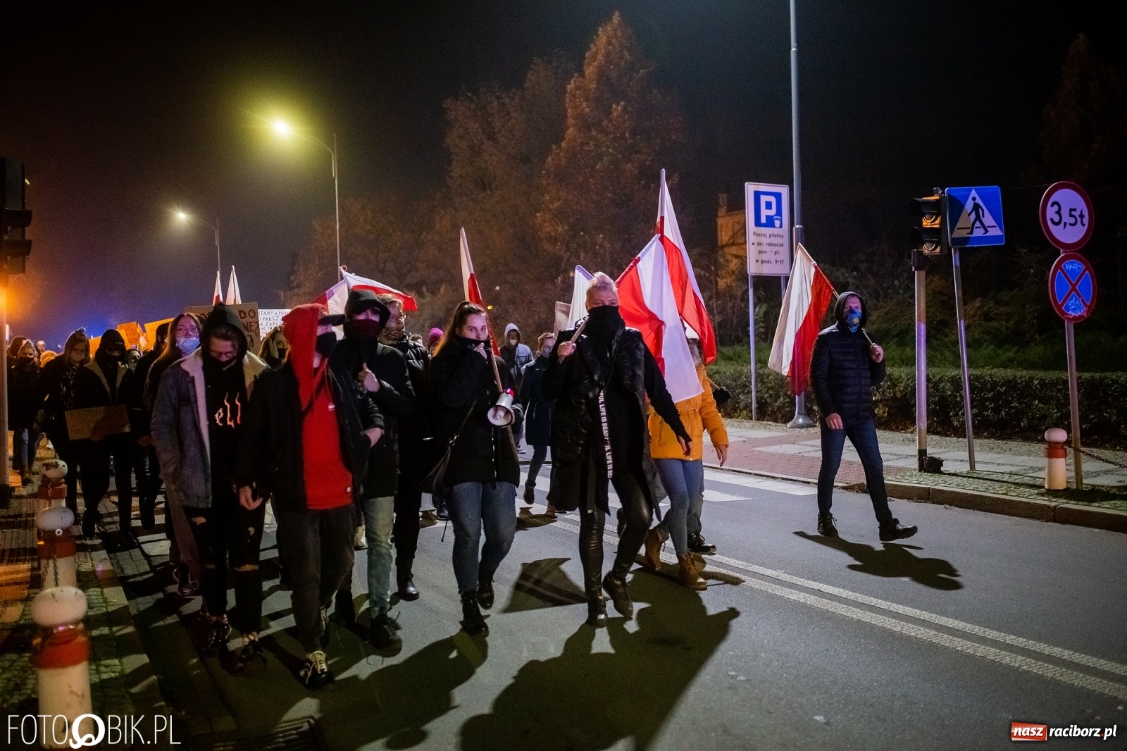 Zdjęcie w galerii na portalu naszraciborz.pl: Kolejny spacer - protest przeszedł ulicami Raciborza [FOTO i WIDEO] wiadomości z regionu
