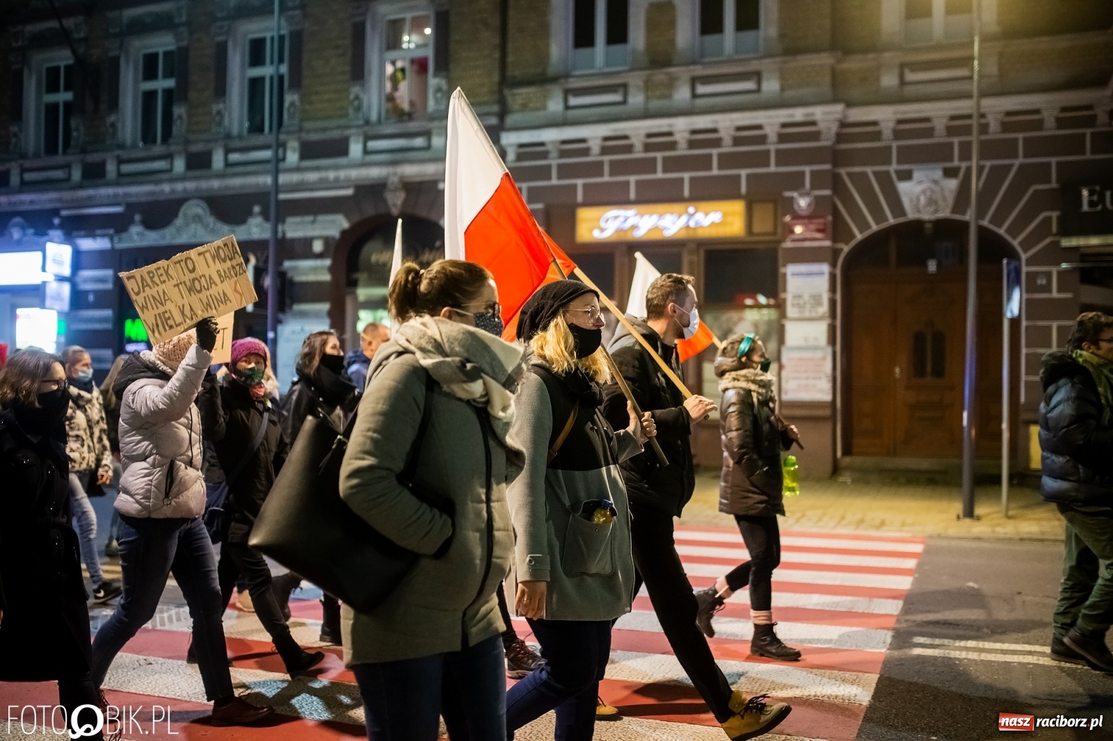 Zdjęcie w galerii na portalu naszraciborz.pl: Kolejny spacer - protest przeszedł ulicami Raciborza [FOTO i WIDEO] wiadomości z regionu