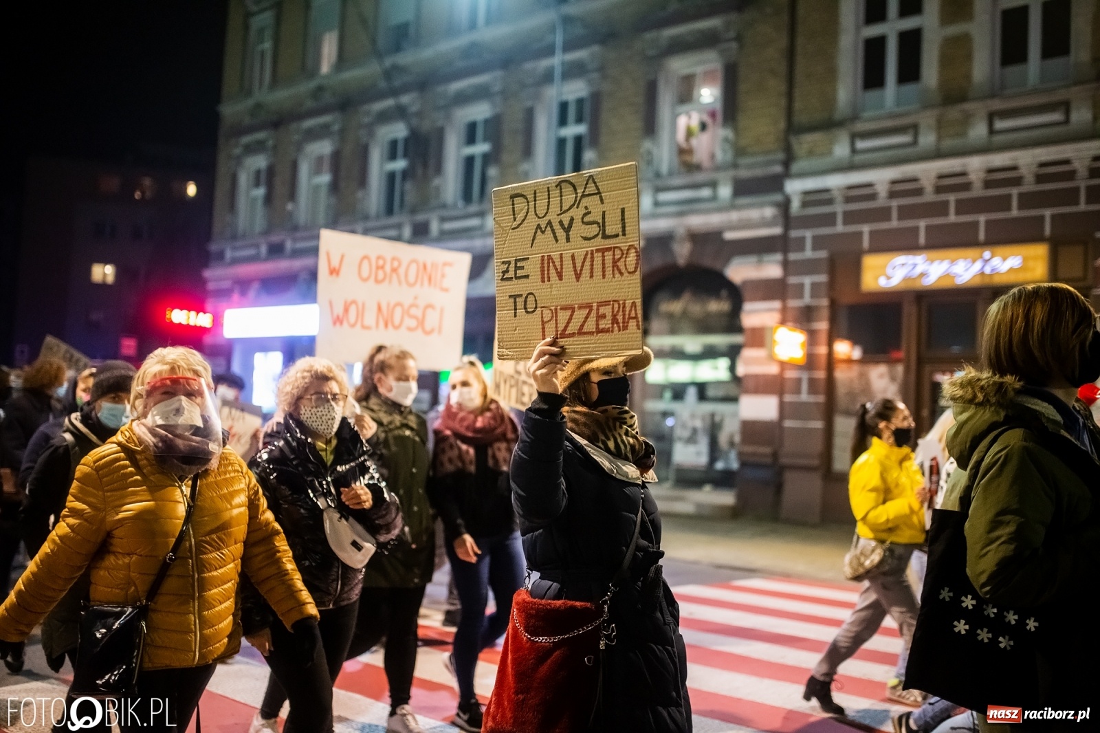 Zdjęcie w galerii na portalu naszraciborz.pl: Kolejny spacer - protest przeszedł ulicami Raciborza [FOTO i WIDEO] wiadomości z regionu