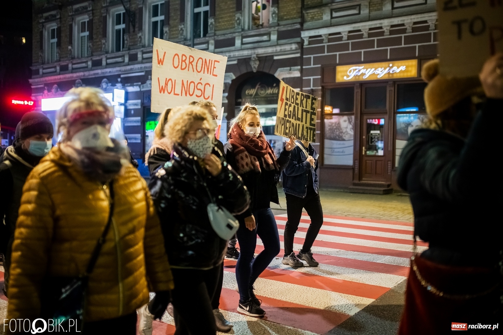 Zdjęcie w galerii na portalu naszraciborz.pl: Kolejny spacer - protest przeszedł ulicami Raciborza [FOTO i WIDEO] wiadomości z regionu
