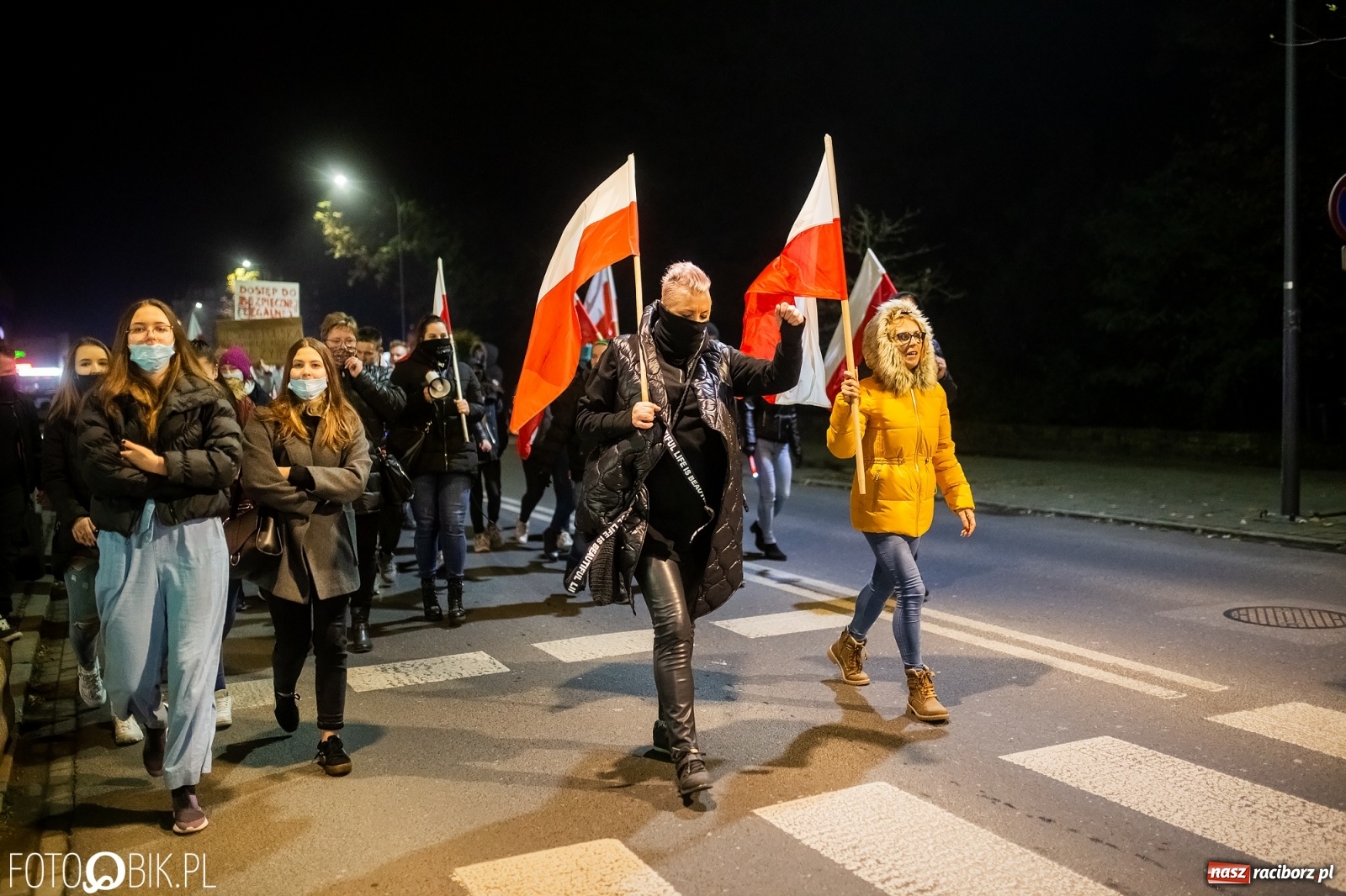 Zdjęcie w galerii na portalu naszraciborz.pl: Kolejny spacer - protest przeszedł ulicami Raciborza [FOTO i WIDEO] wiadomości z regionu
