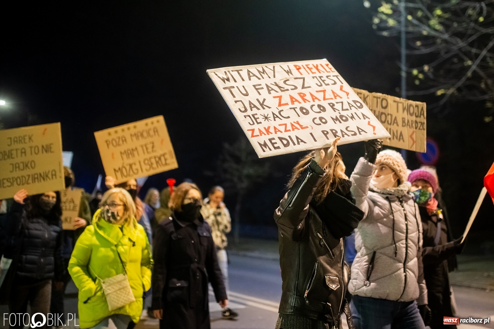 Zdjęcie w galerii na portalu naszraciborz.pl: Kolejny spacer - protest przeszedł ulicami Raciborza [FOTO i WIDEO] wiadomości z regionu