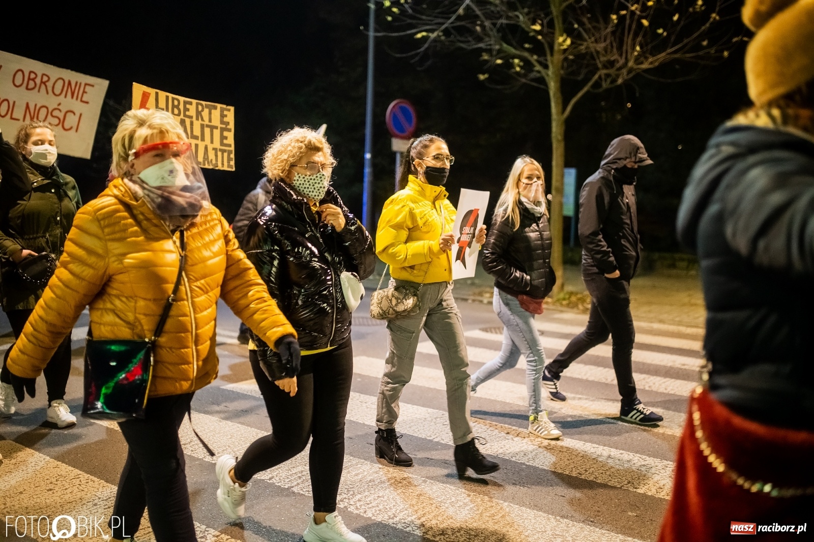 Zdjęcie w galerii na portalu naszraciborz.pl: Kolejny spacer - protest przeszedł ulicami Raciborza [FOTO i WIDEO] wiadomości z regionu