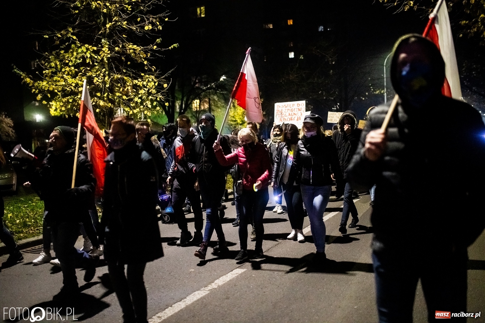 Zdjęcie w galerii na portalu naszraciborz.pl: Kolejny spacer - protest przeszedł ulicami Raciborza [FOTO i WIDEO] wiadomości z regionu