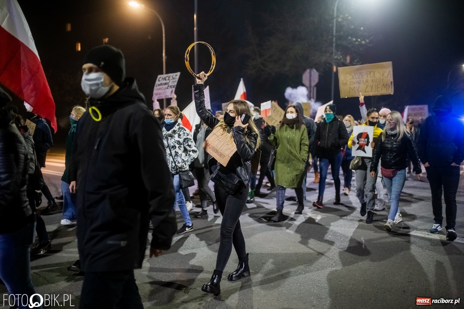 Zdjęcie w galerii na portalu naszraciborz.pl: Kolejny spacer - protest przeszedł ulicami Raciborza [FOTO i WIDEO] wiadomości z regionu