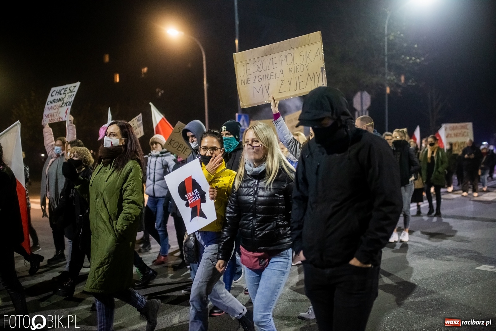Zdjęcie w galerii na portalu naszraciborz.pl: Kolejny spacer - protest przeszedł ulicami Raciborza [FOTO i WIDEO] wiadomości z regionu
